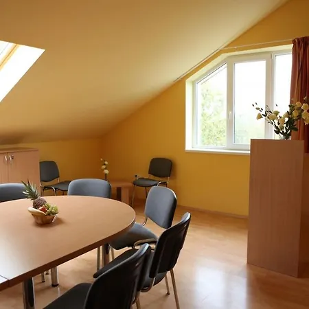 לינה וארוחת בוקר Stan Es Panzio 3*