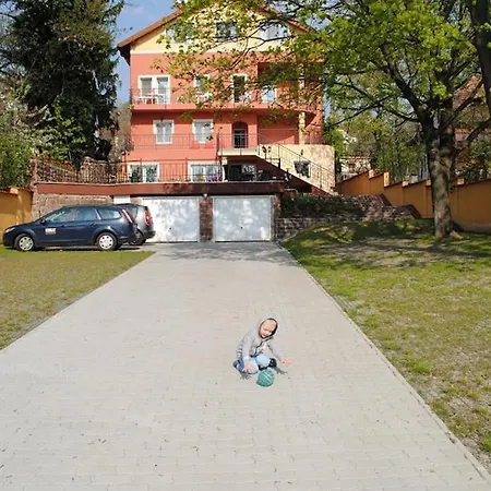 Stan Es Panzio לינה וארוחת בוקר